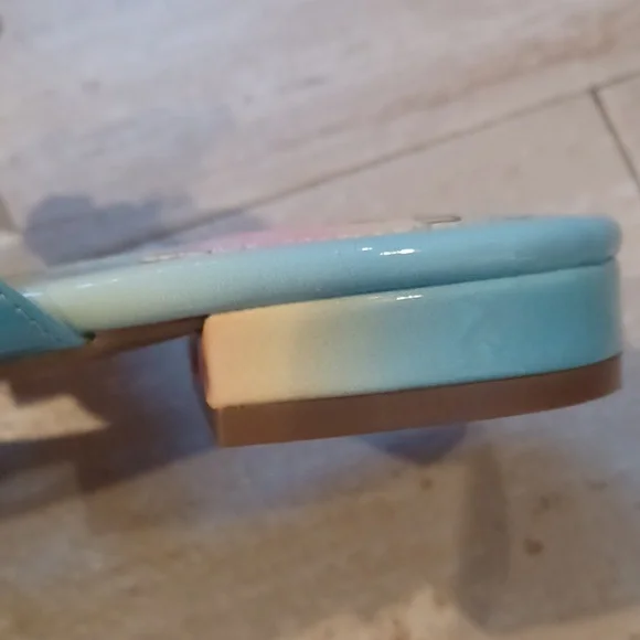 Gorgeous Crown & Ivy Wylie Pastel Thong Sandals - Picture 6 of 10